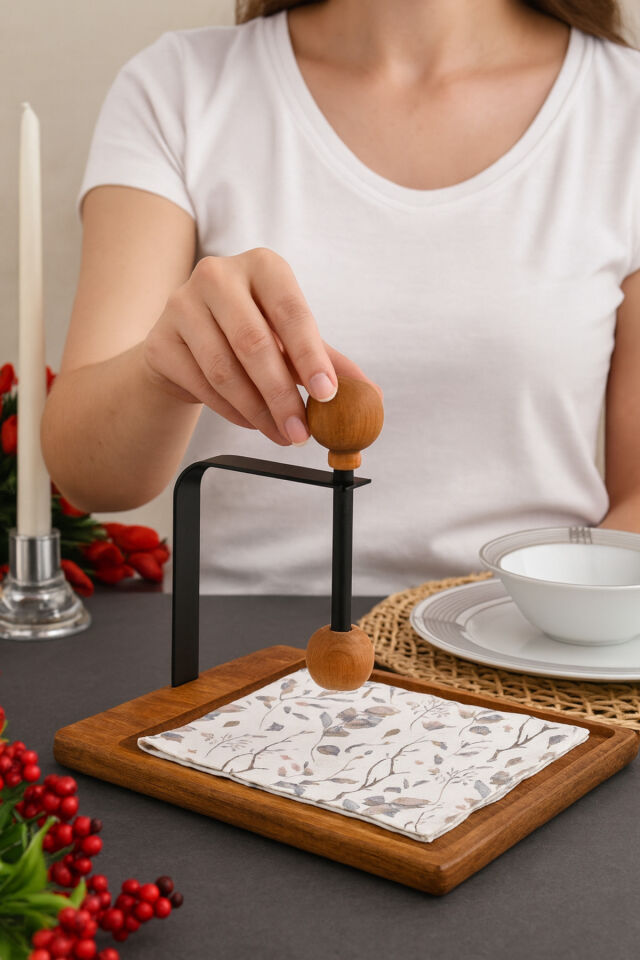 Gourmet Masa Dizayn Peçetelik – Masif Ahşap, Metal Ağırlıklı Mekanizma Bej